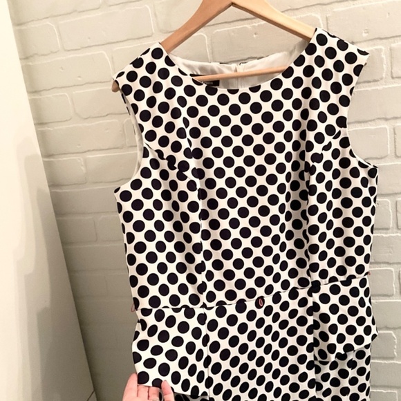 AGB Dress Sleeveless Polka Dot Cream/navy Peplum sides Belted Plus Size 16 FLAW - Picture 3 of 14